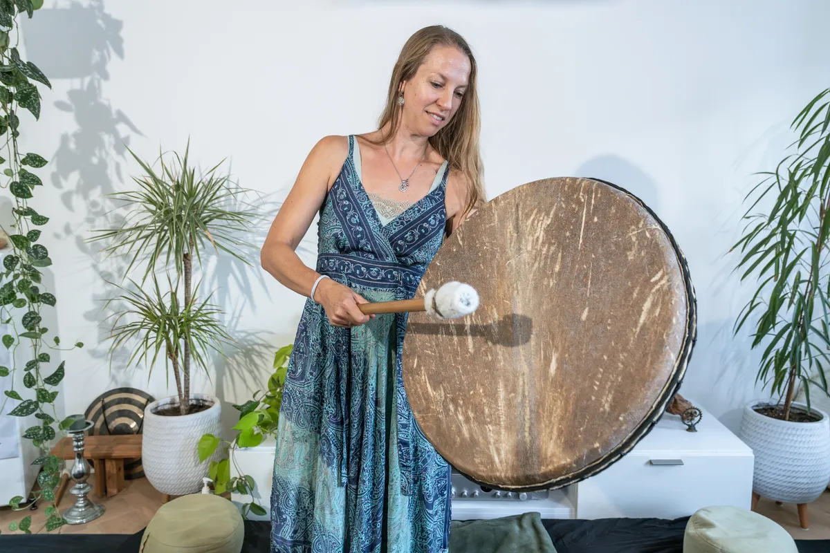Jolien bespeelt een grote handtrommel in de praktijkruimte