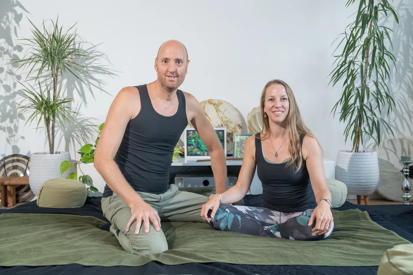Jasper en Jolien zitten samen op de mat in de praktijkruimte
